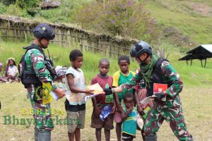 Peduli Pendidikan, TNI Mengajar dan Membagi Buku di Nduga