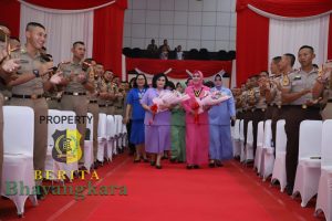 Ibu Kehormatan Taruna Akademi TNI Berikan Pembekalan 781 Capaja TNI-Polri