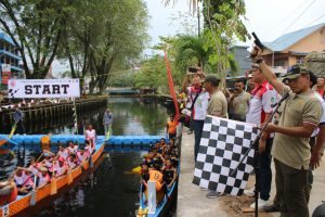 HUT Ke-74 TNI, Kodam XII/Tpr Angkat Kearifan Lokal melalui Gelar Lomba Dayung Perahu Naga