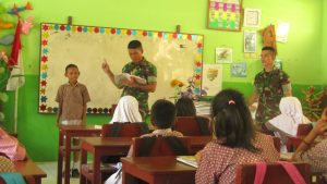 Bantu Dinas Pendidikan Provinsi Maluku, Anggota Satgas Yonif RK 136/TS Jadi Tenaga Pendidik