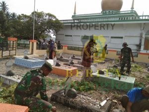 Wujud Bhakti Kepada Pahlawan, Satgas Yonif RK 136/TS Kerja Bakti di Taman Makam Pahlawan