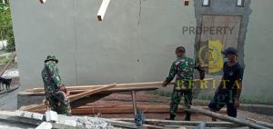 Prajurit TNI Bantu Warga Negeri Aboru Bangun Rumah