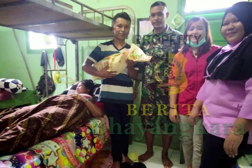 Prajurit TNI Bantu Proses Persalinan Warga Perbatasan