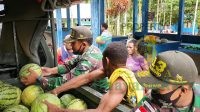 Panen Semangka, Satgas Yonif MR 413 Bagikan Ke Pondok Pesantren dan Gereja di Papua