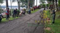 Jaga Kebersihan Lingkungan, Yonif 642/Kapuas Bersama Warga Bersihkan Di Sekitaran Taman Sanggau Permai