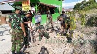 Jaga Kebersihan Lingkungan, Batalyon Infanteri 642/Kapuas Bersama Warga Bersihkan di Sekitar Desa Sengkuang