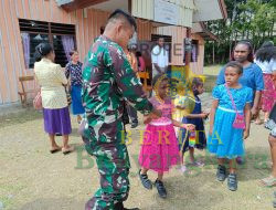 Penuh Sukacita Satgas Pamtas Yonif Raider 142/KJ Bersama Anak-anak di Tolikara