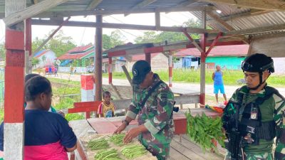 Bantu Perekonomian Warga, Satgas Yonif RK 136/TS Beli Sayuran di Pasar Rakyat