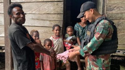 Satgas Yonif 143/TWEJ Peduli Kepada Masyarakat Pedalaman Papua