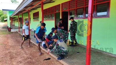 Satgas Pamtas Bersama-sama Warga Membenahi Salah Satu Sekolah di Perbatasan RI-PNG