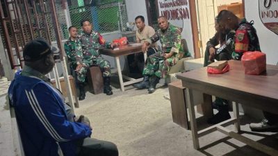 Babinsa Koramil Kota Laksanakan Patroli Sekaligus Sambangi Pos Ronda Warga