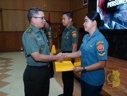 Kapuspen TNI Berikan Reward Prajurit Berprestasi dan Lepas Prajurit Mutasi Keluar Puspen TNI