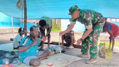 Babinsa Koramil 1710-07/Mapurujaya Membeli Hasil Kerajinan Tangan Suku Kamoro