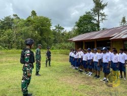 Babinsa Koramil 1710-06/Agimuga Komsos dan Latih PBB di SMP Kiliarma