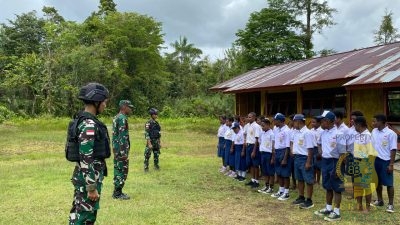 Babinsa Koramil 1710-06/Agimuga Komsos dan Latih PBB di SMP Kiliarma