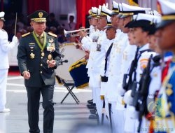 Panglima TNI Pimpin Upacara HUT ke-79 TNI AL di Perairan Teluk Jakarta