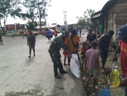 Babinsa Koramil 07/Mapurujaya Gotong Royong Bersama Warga Bersihkan Jalan