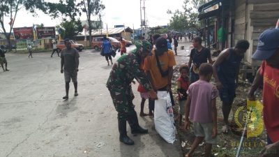 Babinsa Koramil 07/Mapurujaya Gotong Royong Bersama Warga Bersihkan Jalan