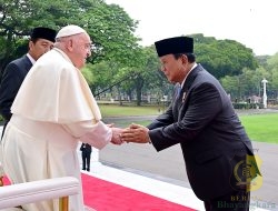 Menhan Prabowo Dampingi Presiden Joko Widodo dalam Kunjungan Paus Fransiskus di Istana Merdeka