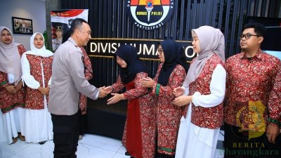 Irjen Pol Sandi Berangkatkan Anggotanya Umroh Jelang HUT Humas Polri