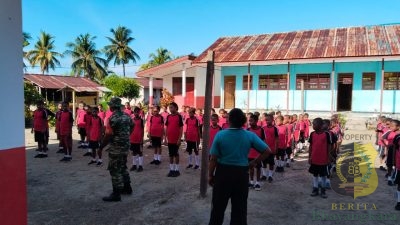 Anggota Satgas TMMD ke-122 Kodim Raja Ampat Latih PBB di SDN 02 Raja Ampat