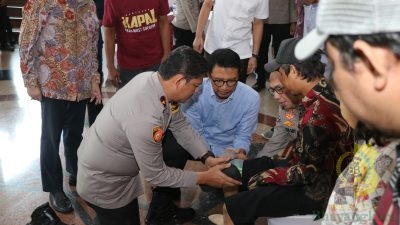 Polda Metro Jaya Beri Bantuan Kaki Palsu dalam Rangka Hari Jadi Humas Polri ke-73