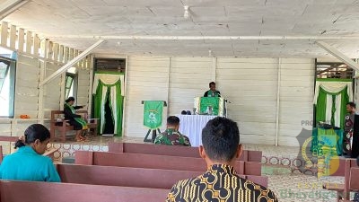 Satgas Pamtas Yonarmed 11 Kostrad Bagikan Alkitab dan Bacaan Rohani untuk Gereja GPIB