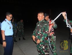 Danlanud Sultan Hasanuddin Bersama Pangdivif 3 Kostrad Tinjau Latihan Terjun Taktis Siswa Paradasar Brigif Para Raider 3/Tri Budi Sakti