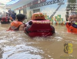 Tim SAR Brimob Polda Metro Jaya Evakuasi Warga Terdampak Banjir di Kampung Melayu