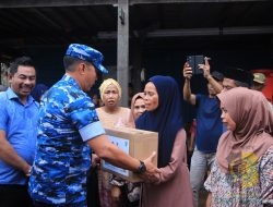 Danlanud Sultan Hasanuddin Berikan Bantuan Ratusan Paket Sembako untuk Korban Banjir Kabupaten Maros