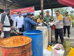 Dandim 1715/Yahukimo dan Kapolres Yahukimo Musnahkan Minuman Keras Hasil Patroli Gabungan TNI-Polri