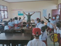 Babinsa Timika Ajarkan Matematika Metode Gasing di SD Inpres Nawaripi