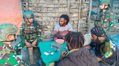 Satgas Yonif 715/Motuliato Laksanakan Komsos dengan Masyarakat