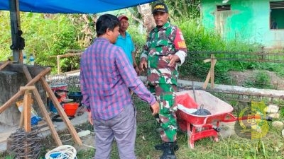 Babinsa Mapurujaya Komsos dengan Warga