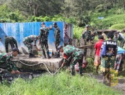 Babinsa Koramil 1715-03/Kurima Bantu Warga Kampung Polimo dalam Kebersihan dan Perbaikan Saluran Air