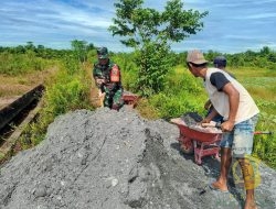 Babinsa Koramil Kuala Kencana Bersama Petani Kerja Bakti Perbaiki Jalan Pematang Sawah