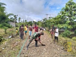Kebersamaan Babinsa Agimuga Bersama Warga Kerja Bakti Perbaikan Jalan