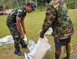 Babinsa Dampingi Pendistribusian Beras Raskin Agar Tepat Sasaran