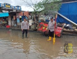 Bhabinkamtibmas Aiptu Agus Subekti Monitoring Genangan Air Antisipasi Banjir