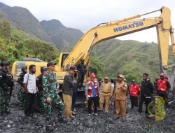 Dandim 1714/PJ Dampingi Pj. Bupati Puncak Jaya Tinjau Jalan Longsor di Distrik Kalome