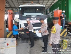 Polres Pelabuhan Priok Bagikan Snack dan Air Mineral