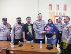 Kapolres Pelabuhan Tanjung Priok Jumat Curhat dan Berikan Sembako