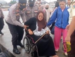 Tindakan Sigap Bhabinkamtibmas Muara Angke Bantu Seorang Ibu Naik Kapal