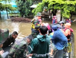 Pasukan Yonko 466 Kopasgat Bantu Evakuasi Warga Makassar Terdampak Banjir