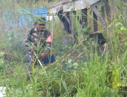 Babinsa Koramil Kokonao Ajak Warga Bersihkan Area Pemakaman Umum