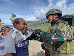 Satgas Pamtas RI-PNG Yonif 112/DJ Bagikan Pakaian di Kampung Jigobak