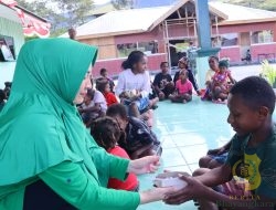 Persit KCK Cabang XLI Kodim 1714/PJ Peduli Pengungsi