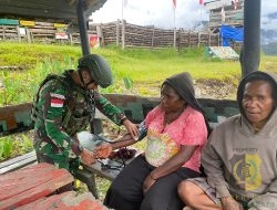 Satgas Yonif 715/Motuliato Pos Tirineri Berikan Layanan Kesehatan Kepada Masyarakat di Papua