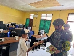 Satgas Yonif 141/AYJP Berbagi Buku untuk Siswa SMPN 1 Kimaam di Perbatasan RI-PNG