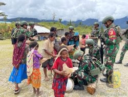 Makan Bersama dan Pemeriksaan Kesehatan Wujud Kepedulian Satgas Yonif 715/Mtl